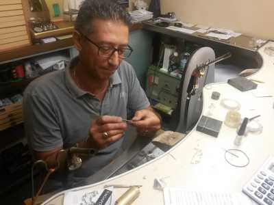 Luigi Viterbo mentre lavora a un ciondolo realizzato a mano